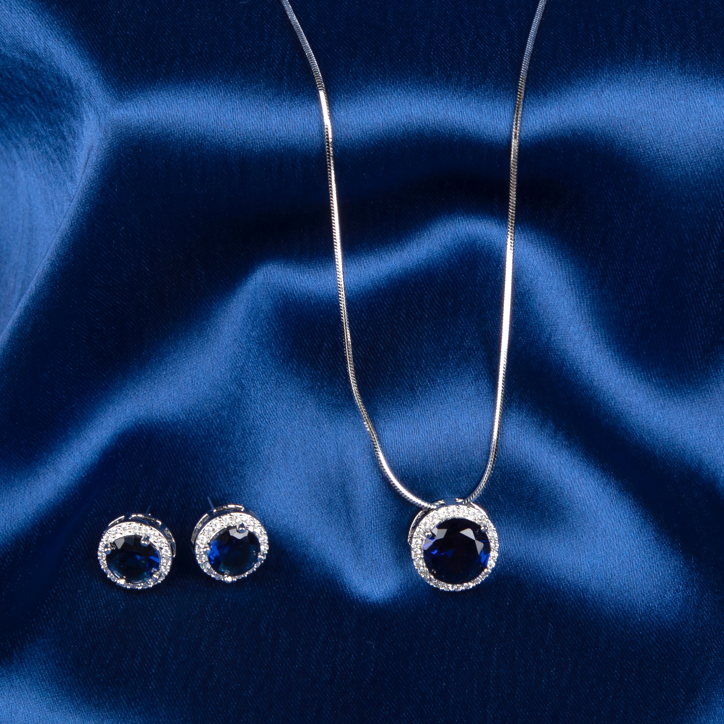 Neelara Crown Pendant Set
