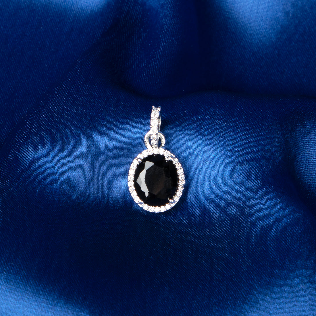Noira Halo Pendant Set