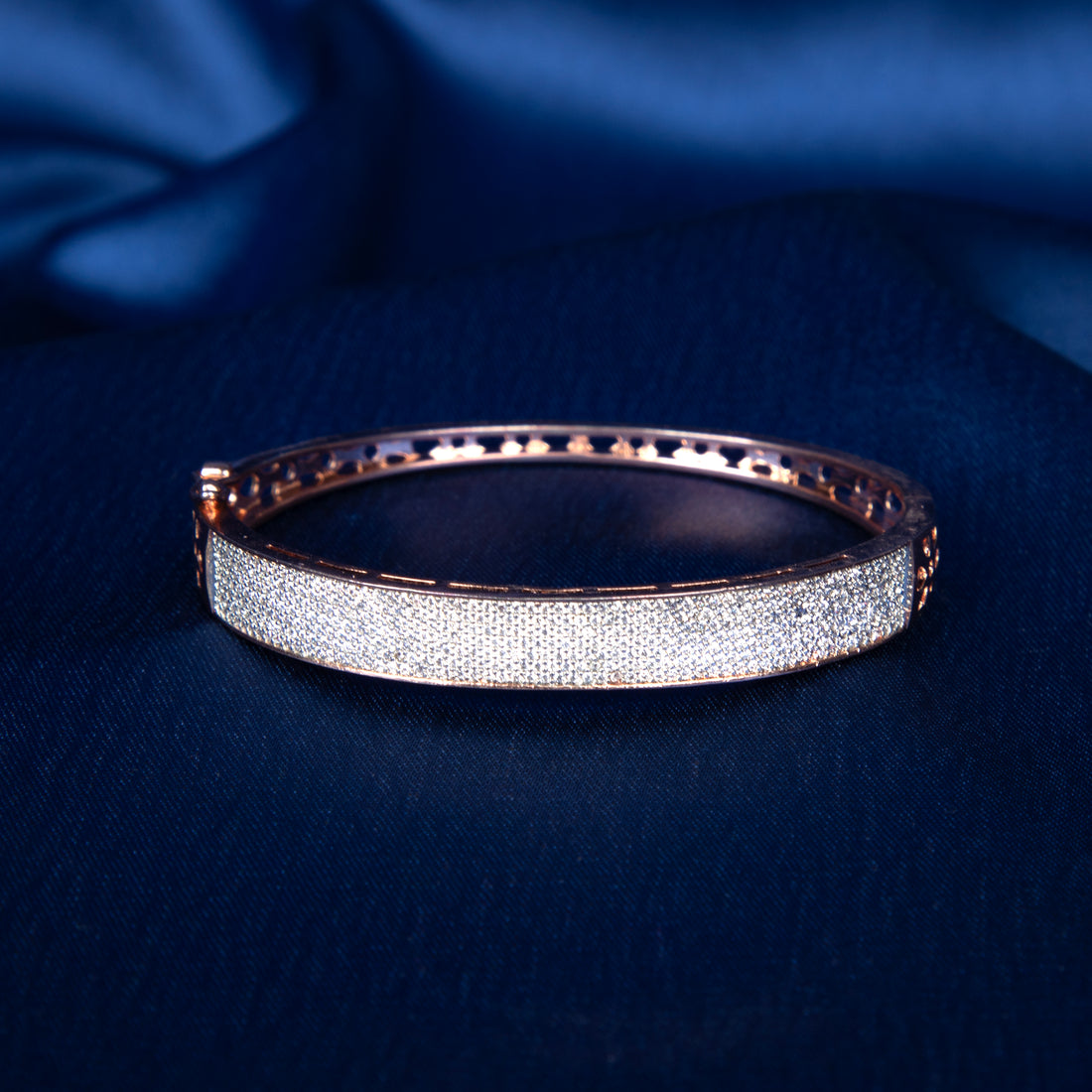Dazzle Luxe Statement Kada
