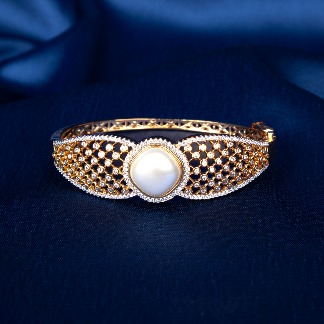 Regal Pearl Mesh Kada