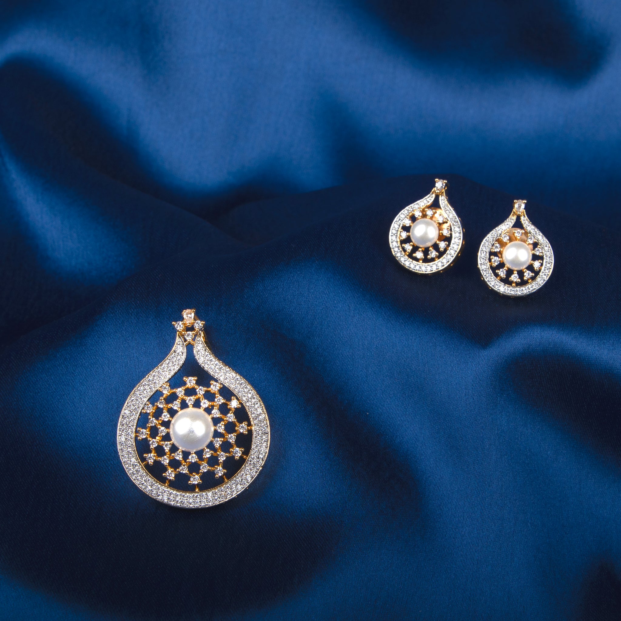 Pearl Lattice Glow Pendant Set