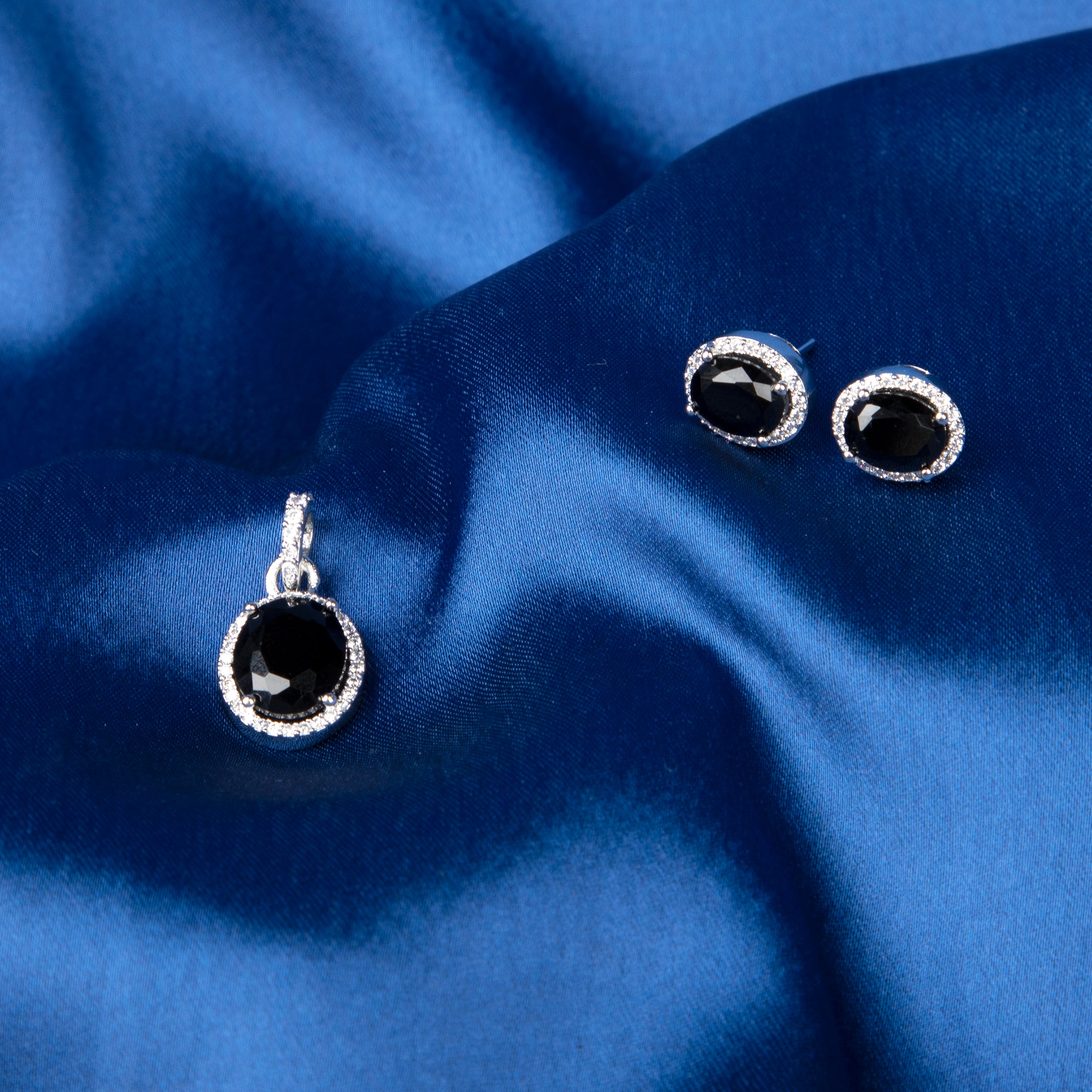 Noira Halo Pendant Set