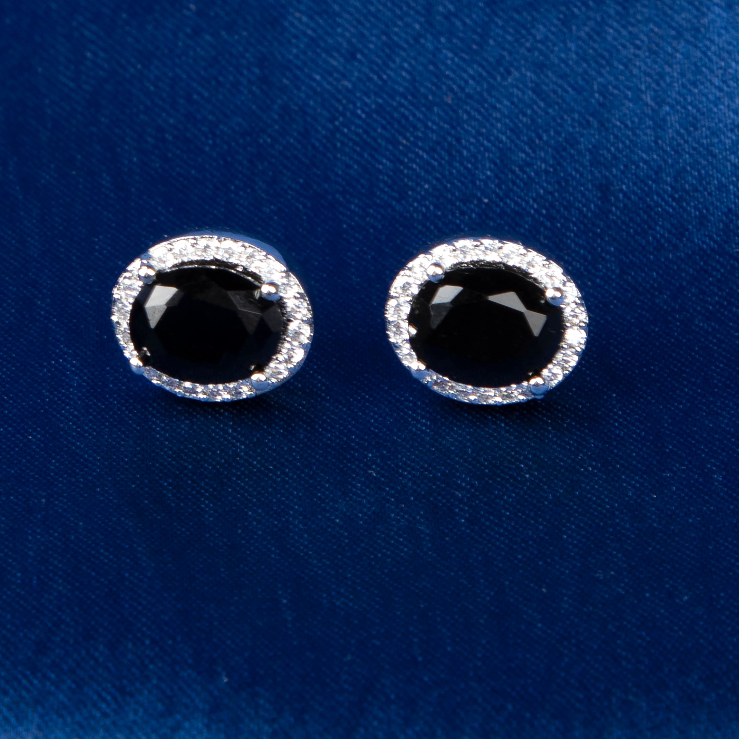 Noira Halo Pendant Set