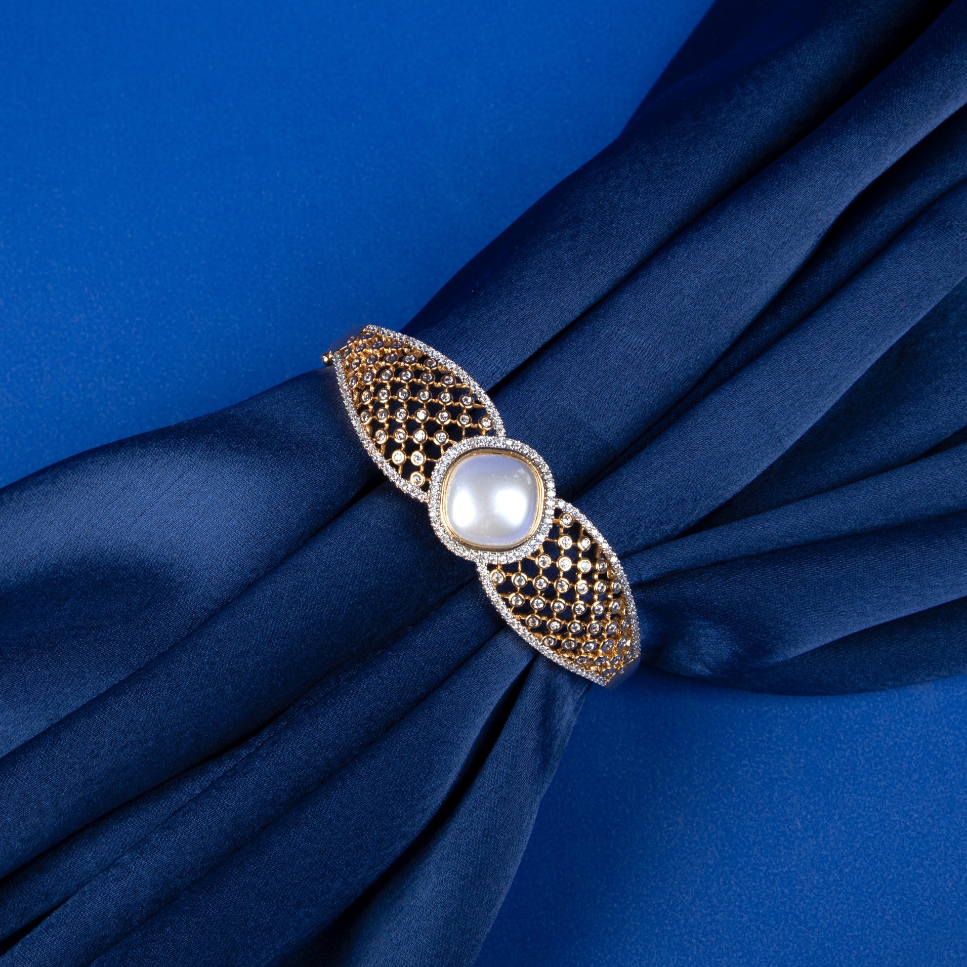 Regal Pearl Mesh Kada